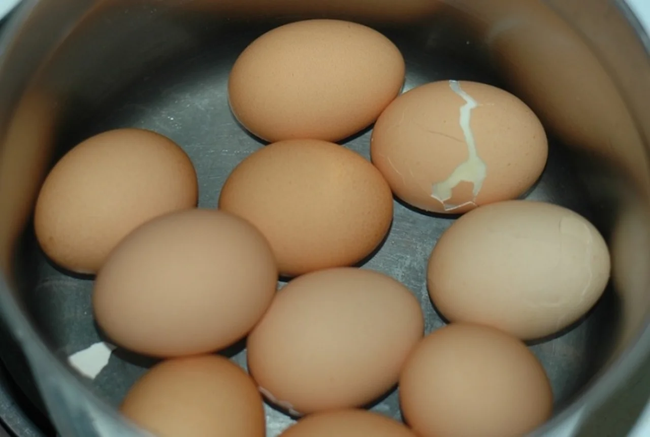 Problem z pękającymi jajkami podczas gotowania.