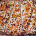 PIZZA Z DYNIĄ, GRUSZKĄ I BOCZKIEM