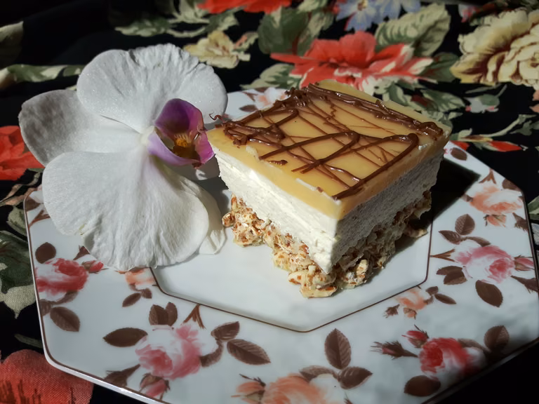 Ciasto na życie preparowanym z bitą śmietaną, mascarpone i advocatową polewą