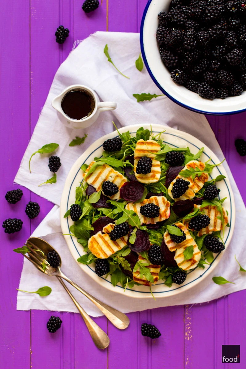 Carpaccio z buraka z jeżynami i grillowanym serem halloumi