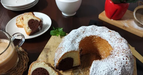 Babka na białkach z majonezem.