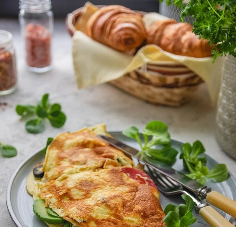 Owsiany omlet z pomidorami, awokado i serem