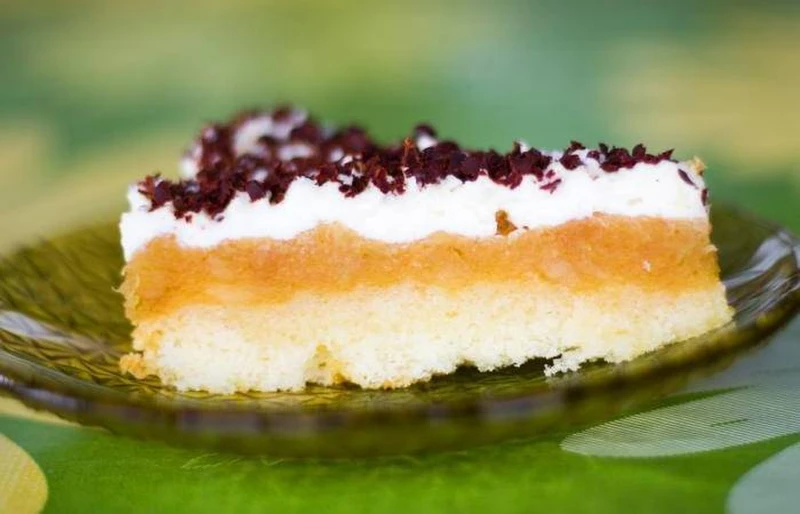 Ciasto piastowskie – szarlotka ze śmietaną