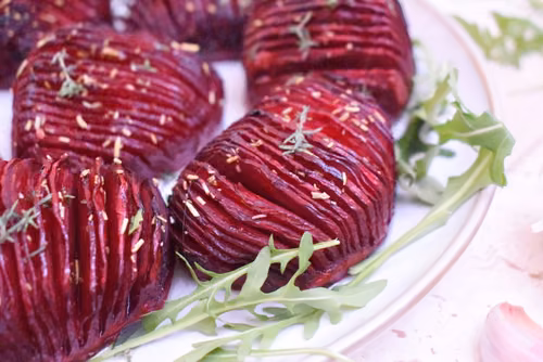 Pieczone buraki Hasselback z masłem czosnkowym