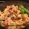 Sałatka z makaronem, suszonymi pomidorami i szynką parmeńską