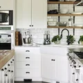 Prosta, biała kuchnia