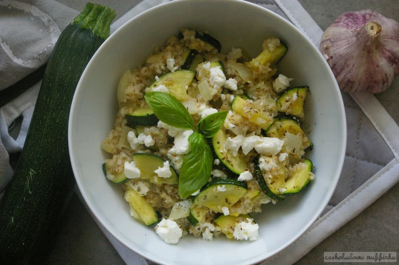 Kasza jęczmienna z cukinią i serem feta