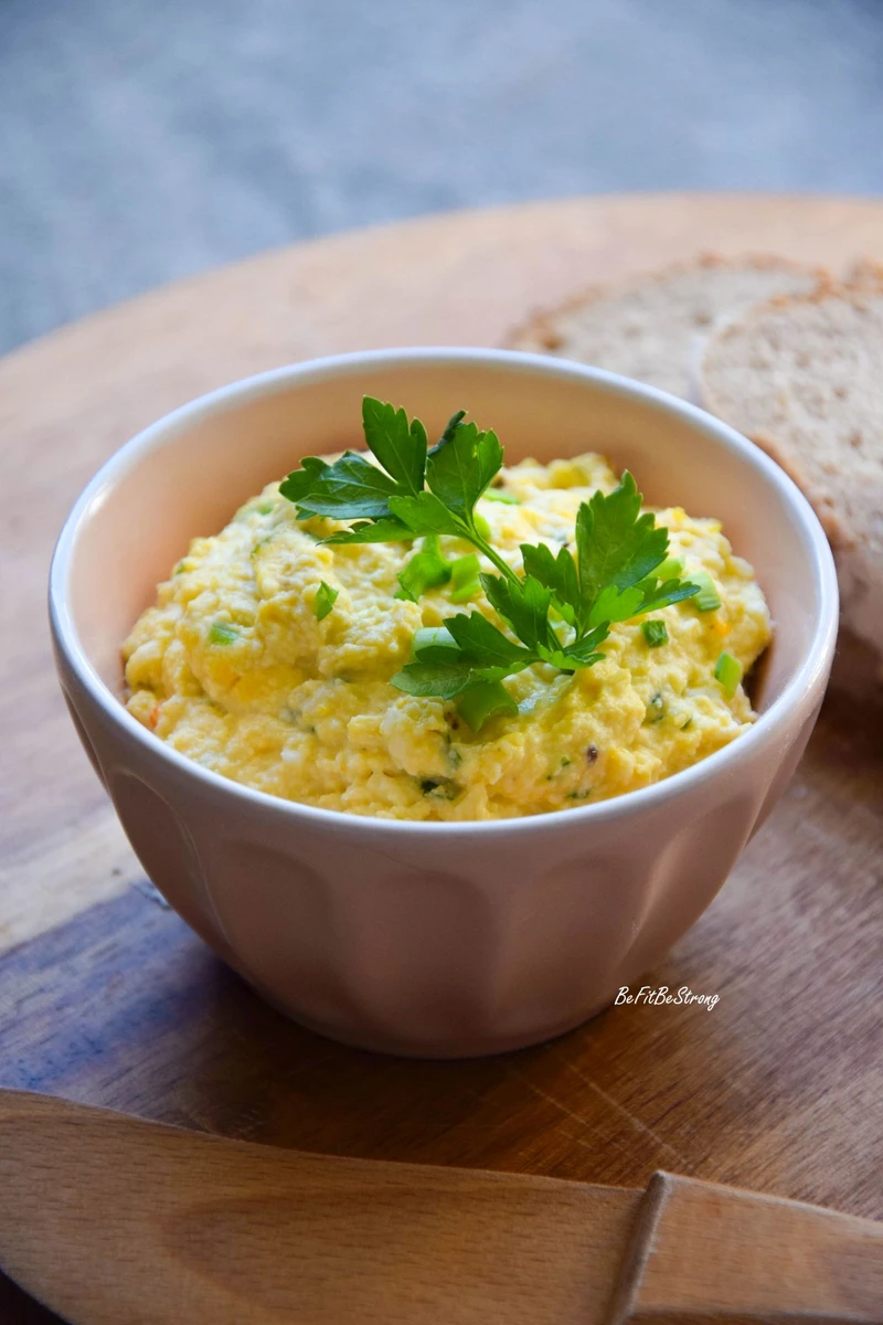 Błyskawiczna pasta jajeczna ze szczypiorkiem