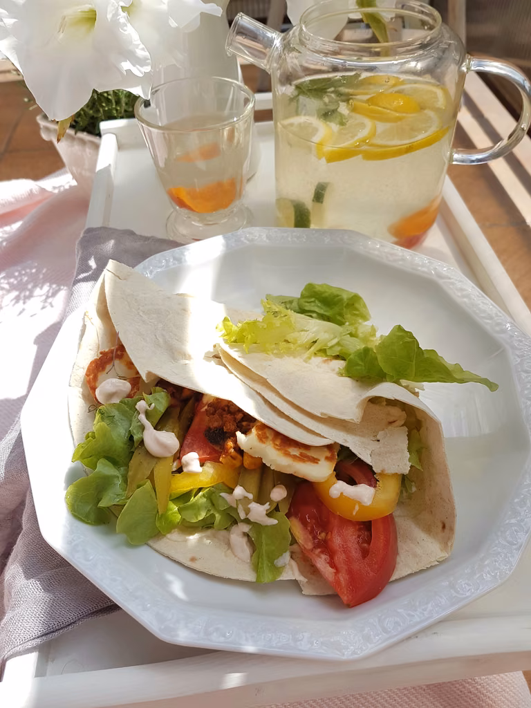 Lawasz z mięsem mielonym, serem halloumi i warzywami