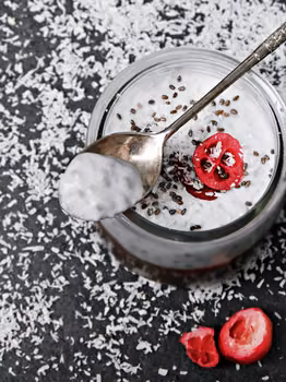 KAWOWY PUDDING Z KOKOSOWĄ ŚMIETANKĄ I CHIA (VEGAN)