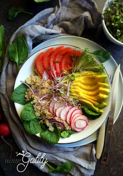 Buddha bowl: miska rozmaitości z quinoa i awokado
