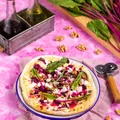 Pizza bianca z botwinką, kozim serem feta i orzechami włoskimi