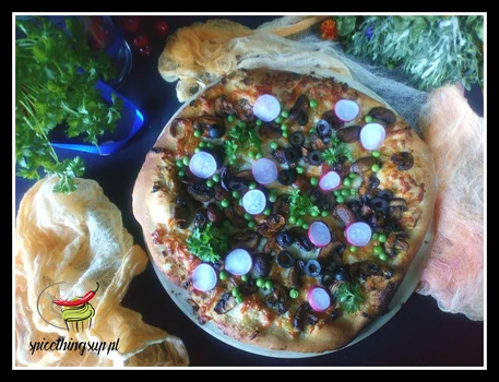 Pizza z pieczarkami, zielonym groszkiem i rzodkiewką