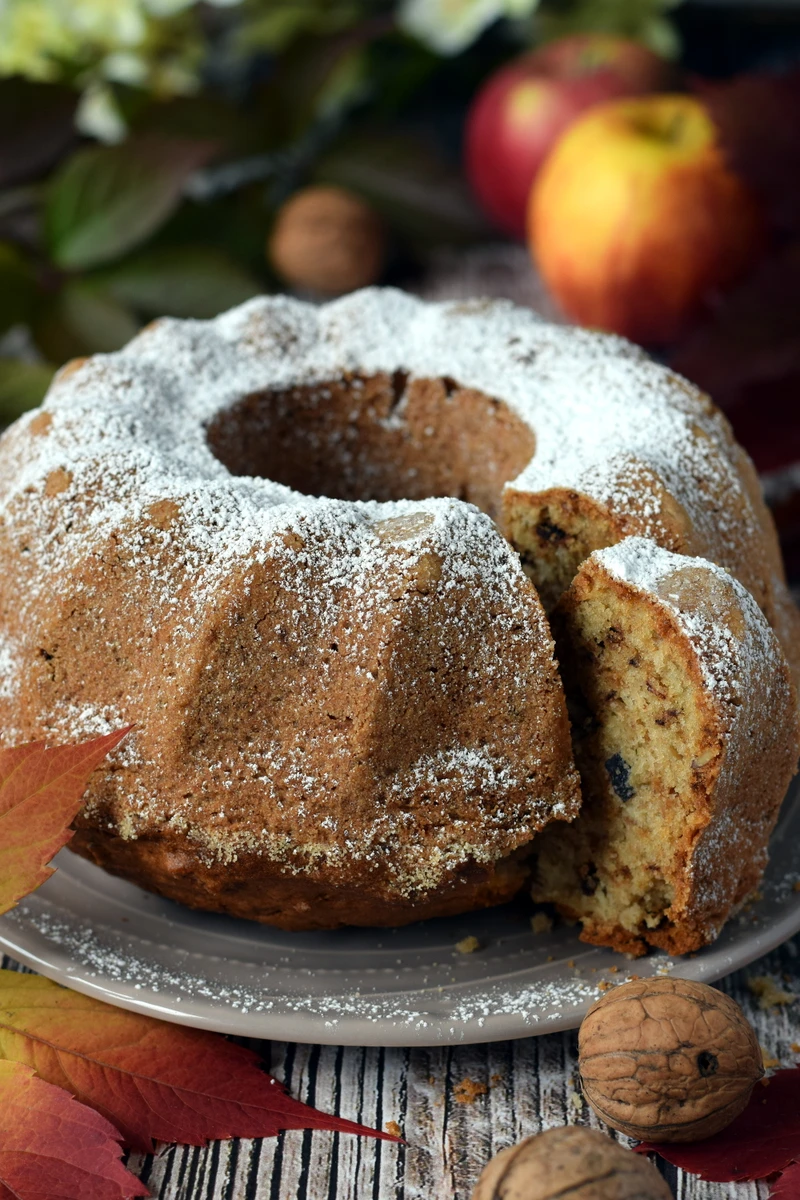 Babka jabłkowo-cynamonowa z orzechami