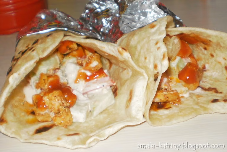 Tortilla II z sosem czosnkowym,warzywami i mięsem
