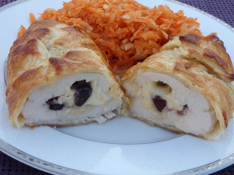 Kurczak nadziewany camembertem i żurawiną