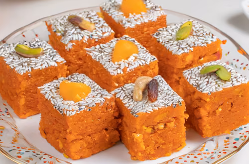 Tylko 5 prostych kroków do idealnego Burfi! Prosty przepis na indyjski deser z mlekiem i bakaliami
