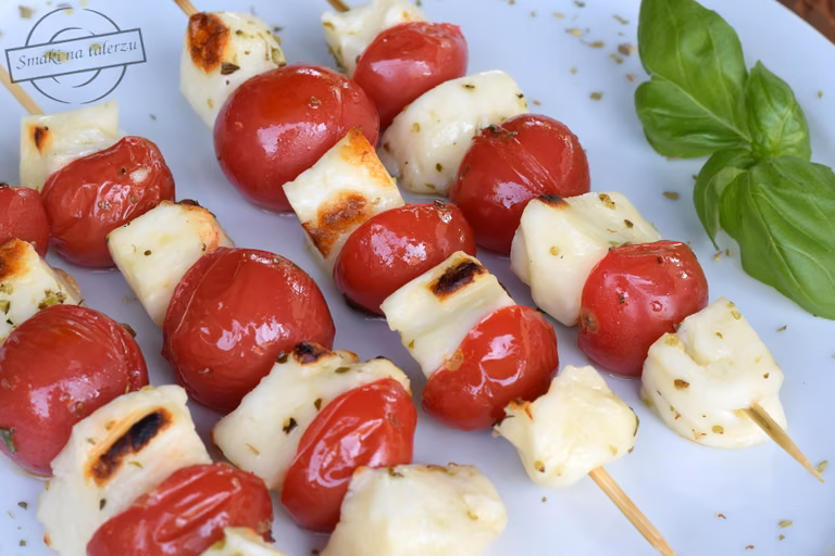 Szaszłyki z sera halloumi i pomidorków koktajlowych