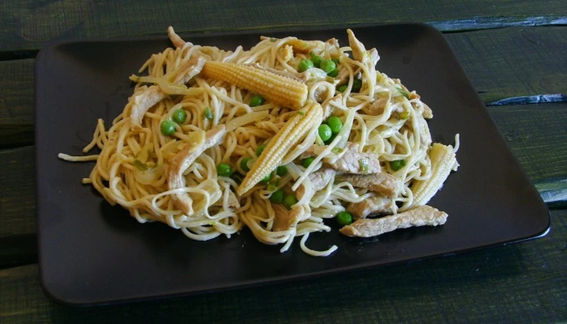 Zielone curry z wieprzowiną i makaronem