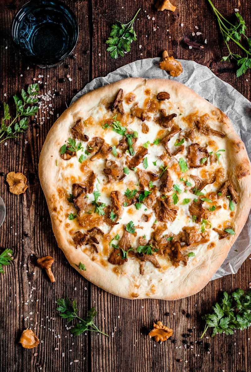 Pizza z sosem beszamelowym i kurkami