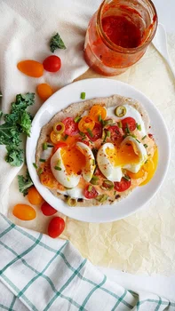 Zdrowy chlebek z patelni z pastą paprykową, warzywami i jajkiem