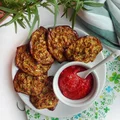 Placki z cukinii, sera feta i suszonych pomidorów, pieczone
