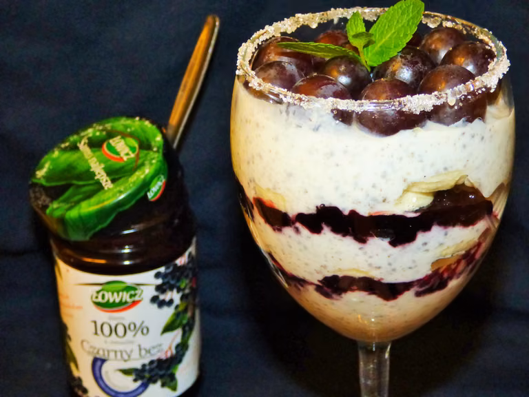 Jogurt z chia, bananem i dżemem z czarnego bzu