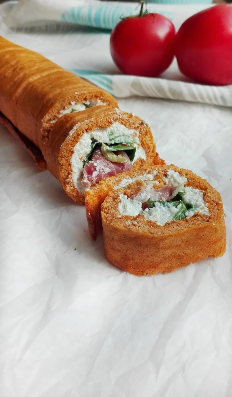POMIDOROWA ROLADA Z TWAROŻKIEM I PROSCIUTTO
