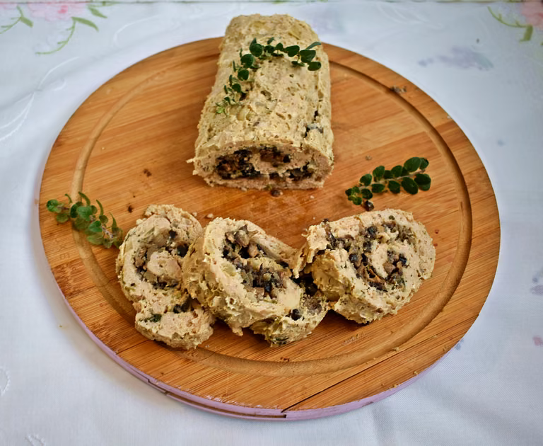 Rolada z mięsa mielonego z pieczarkami