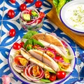 Gyros z kurczaka z tzatzikami w chlebku pita