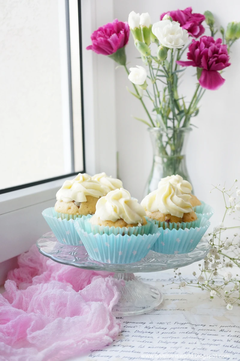Cupcakes z wiśniami i kremem z białej czekolady