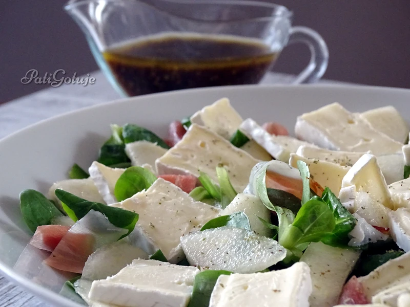Sałatka z gruszką i serem pleśniowym z sosem balsamicznym