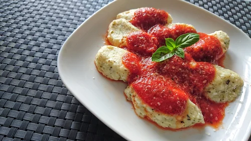 Wytrawne leniwe z parmezanem i sosem pomidorowym (bez glutenu, wege)