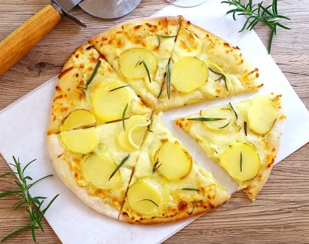 Pizza z młodymi ziemniakami i rozmarynem