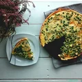 Tarta z zielonym groszkiem i serem pleśniowym