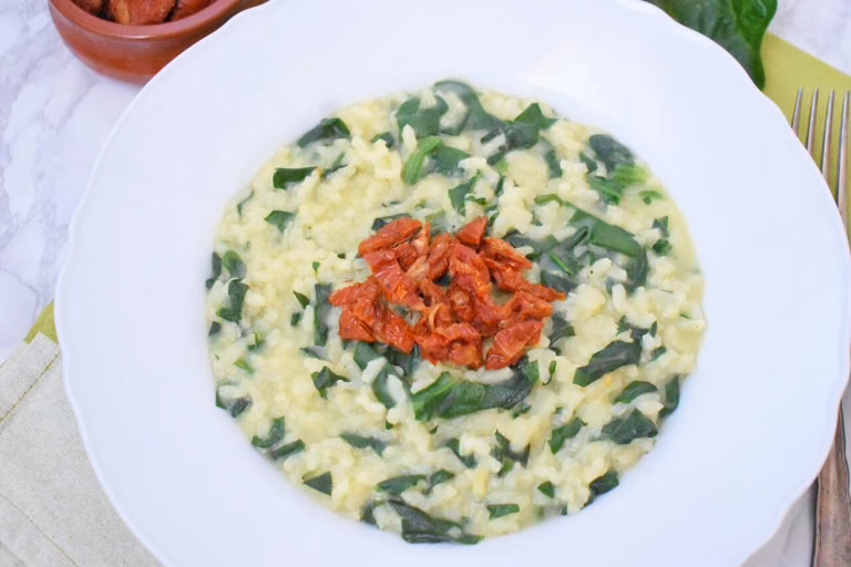 Risotto ze szpinakiem i suszonymi pomidorami