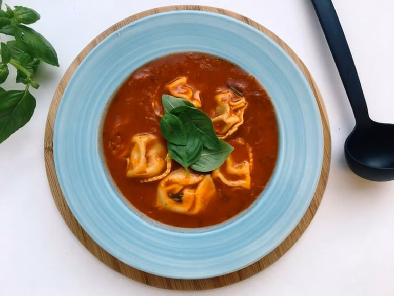PIĄTEK: RAVIOLI W BŁYSKAWICZNYM KREMIE POMIDOROWYM
