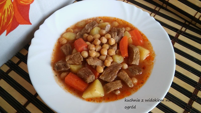 Zupa gulaszowa wieprzowa z cieciorką. Jednodaniowy sycący obiad.