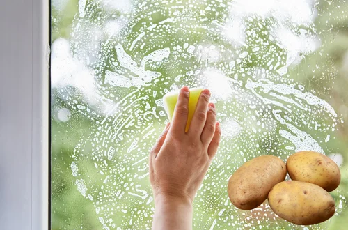 Magiczny sposób na idealnie czyste okna? Użyj ziemniaka i zobacz efekt, który cię zaskoczy!