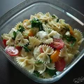 Farfalle z mozzarellą, rukolą i pomidorkami