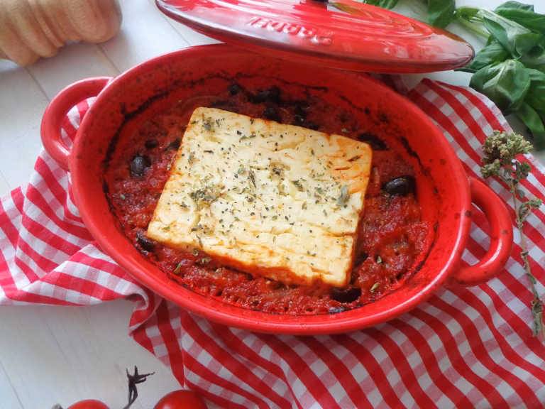 Pieczona feta w pomidorach z oliwkami i czerwoną cebulą