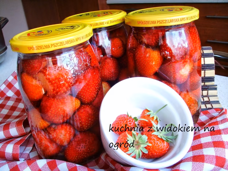 Kompot z truskawek na zimę. Wspomnienie lata. Domowe przetwory.
