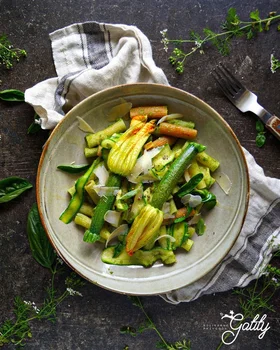 Makaron z kwiatami cukinii i pesto
