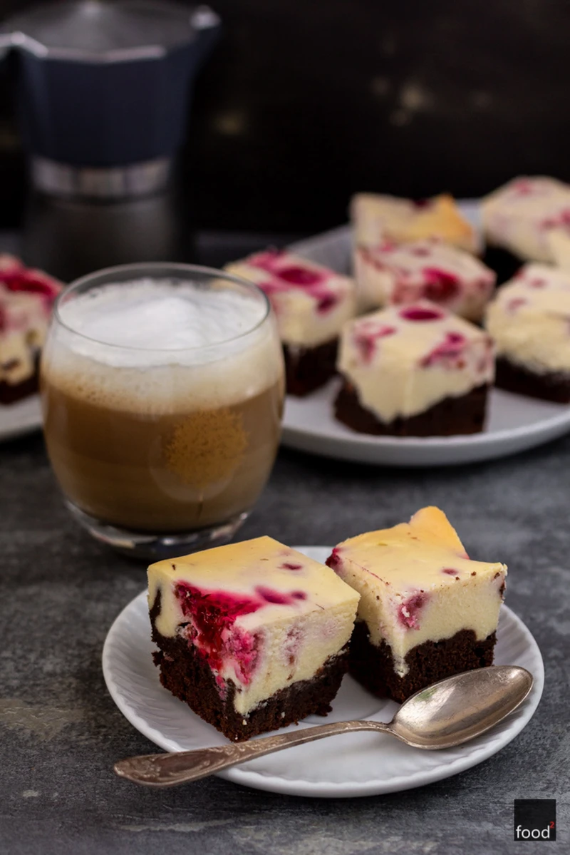Sernikobrownie z malinami