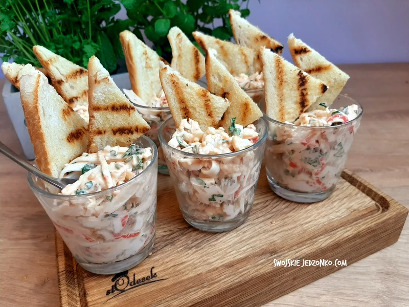 Szybka sałatka z paluszkami surimi i grzankami