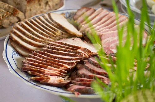 Schab pieczony na Wielkanoc - jak zrobić go idealnie soczystym?