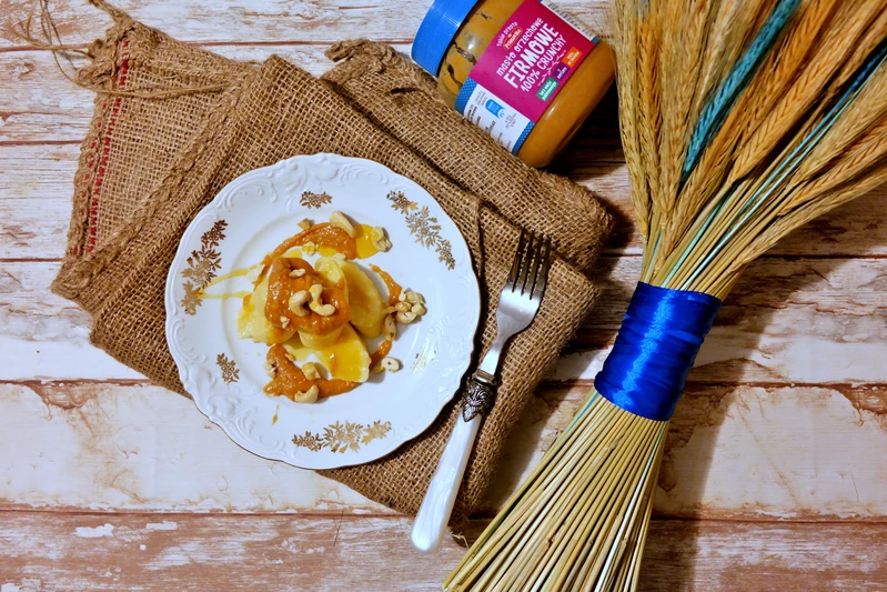 Leniwe pierogi z sosem orzechowym