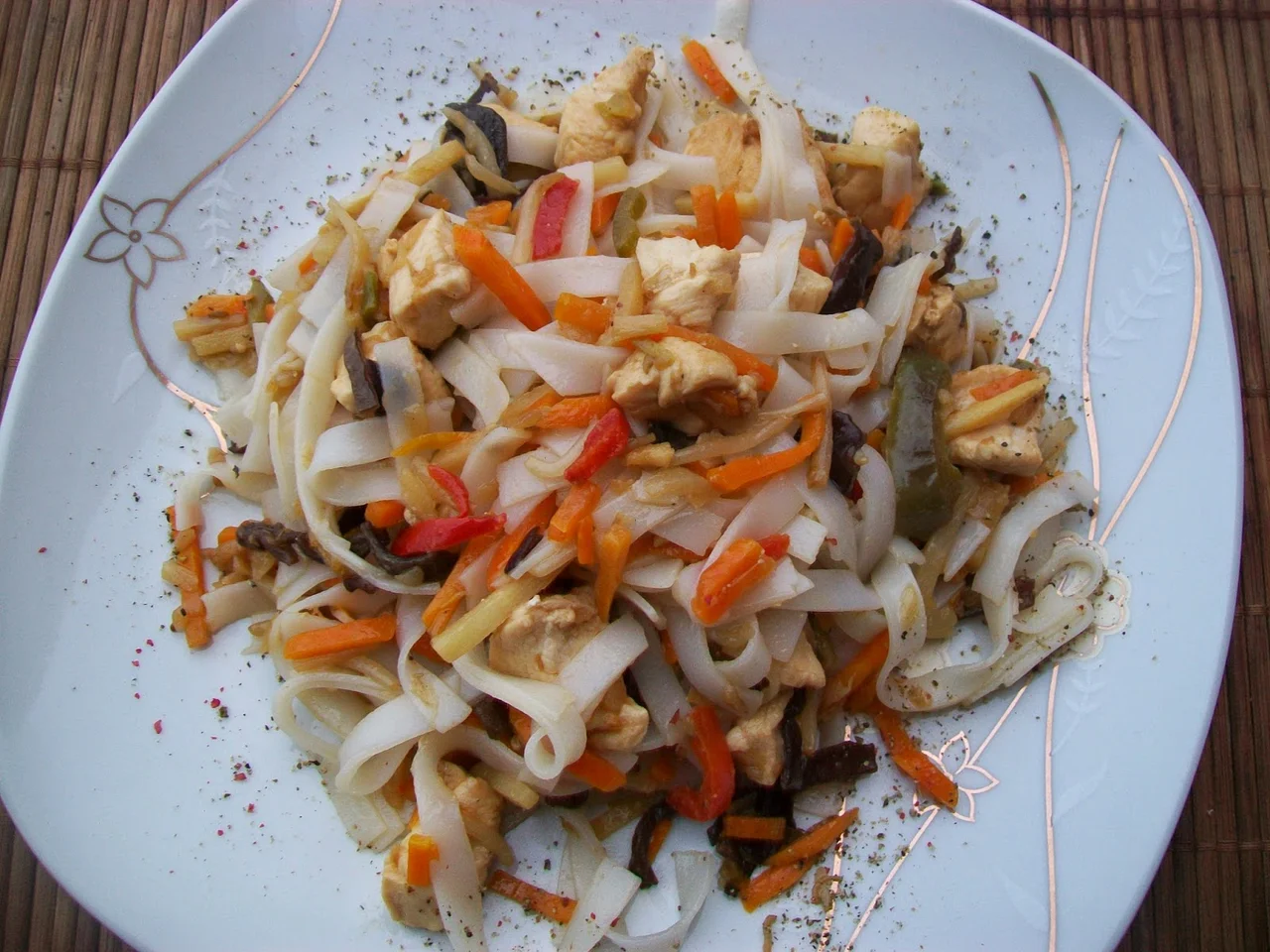 Makaron ryżowy z kurczakiem i warzywami