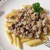 Makaron z tuńczykiem i pieczarkami.