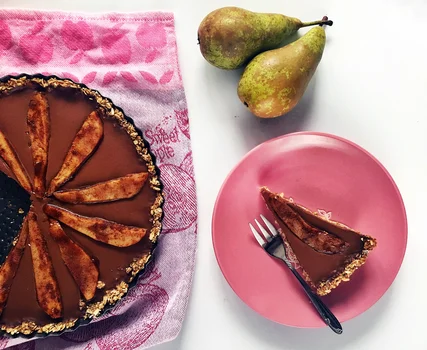 Tarta czekoladowa z gruszką (bez pieczenia, bez cukru, wegańska)